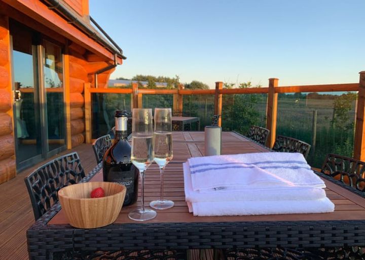 Luxury lakeside log cabin in Lancashire w/hot tub & stunning views